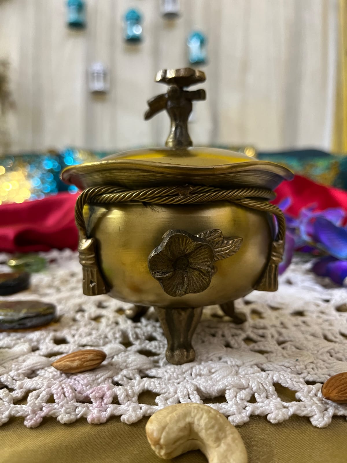 Brass antique tie bowl with lid - Brass Globe -