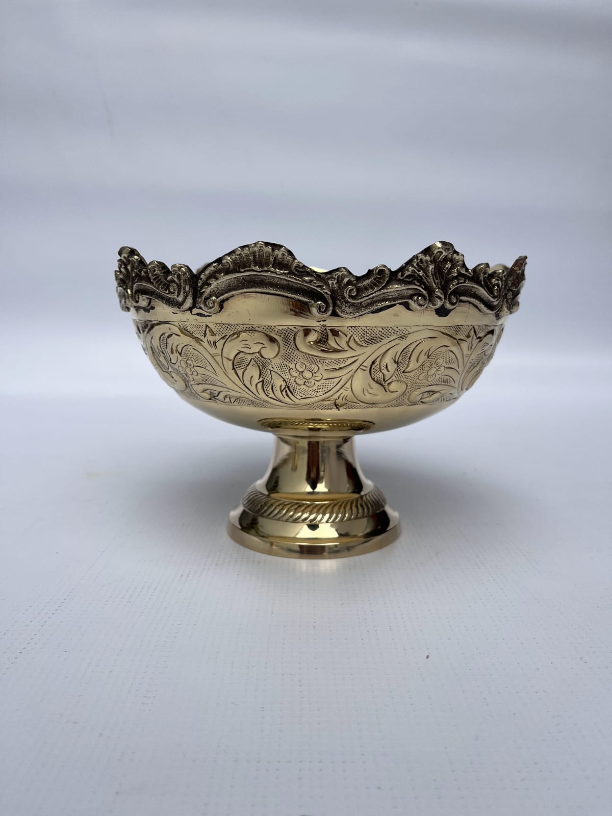 Brass decorative fruit bowl / table bowl - Brass Globe -